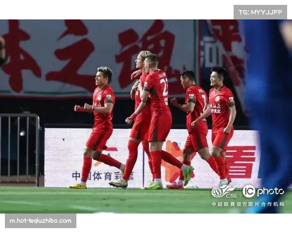 河南队防守反击战术奏效 迈达纳头球破门展现定位球威胁